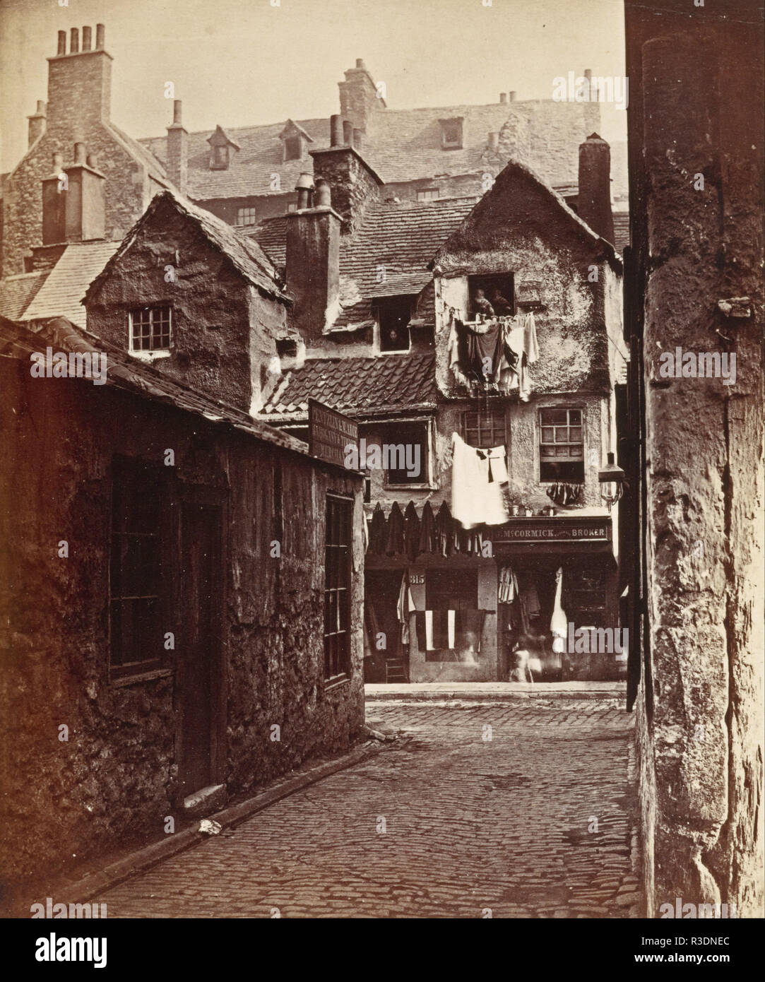 La façade de bois 'House, Édimbourg, Cowgate. Date/période : 1880. Photographie. L'albumine. Hauteur : 105 mm (4.13 in) ; largeur : 81 mm (3,18 in). Auteur : Archibald Burns. Henderson, Thomas. Banque D'Images