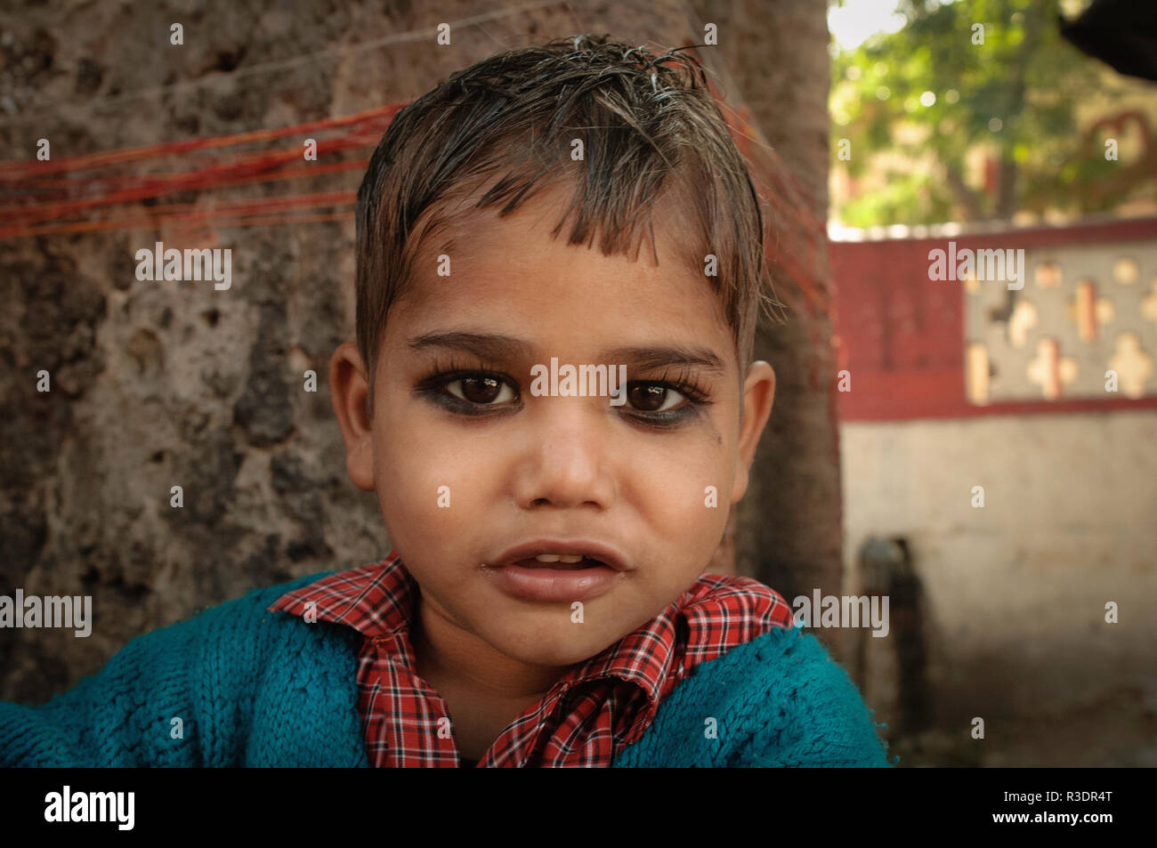 Little Indian boy smiling dans son jardin. Rishikesh, Inde Banque D'Images