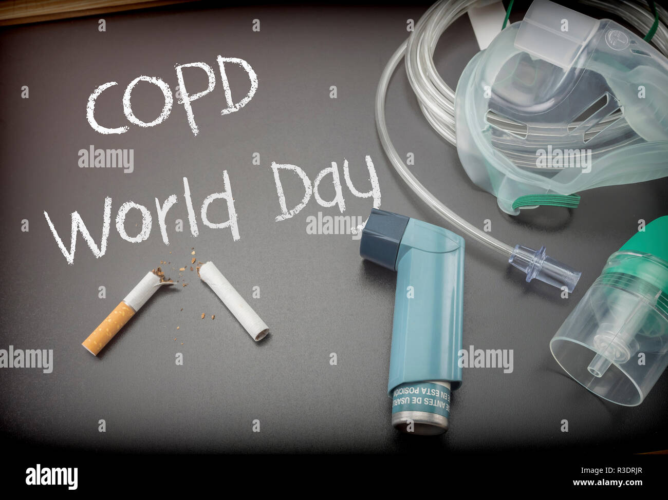 Journée mondiale de la MPOC écrit dans la craie sur un tableau noir à côté d'un stéthoscope et cigarette, inhalateur de salbutamol Banque D'Images