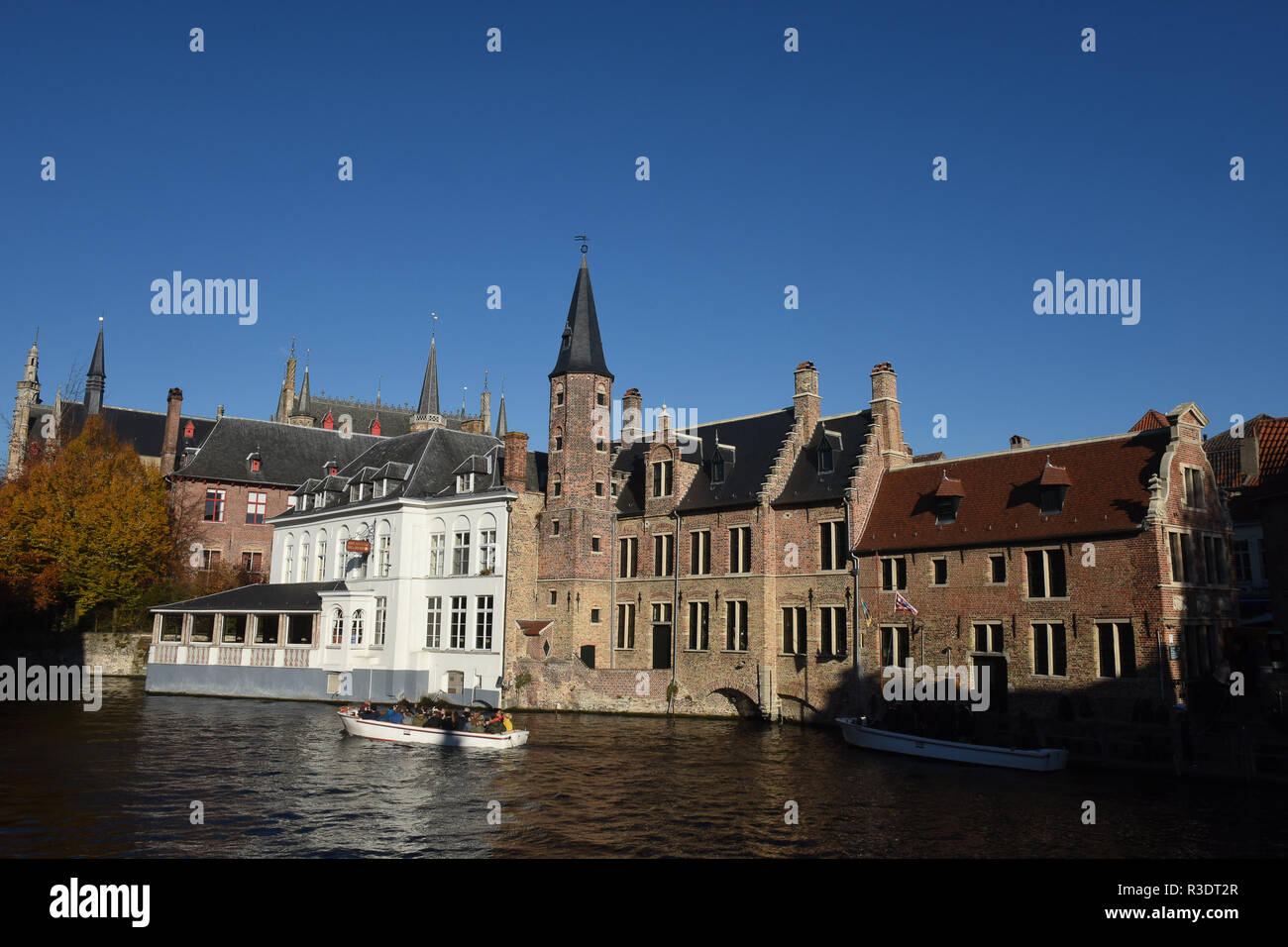 Bruges (Brugge), des bateaux de tourisme canal Belgique Banque D'Images