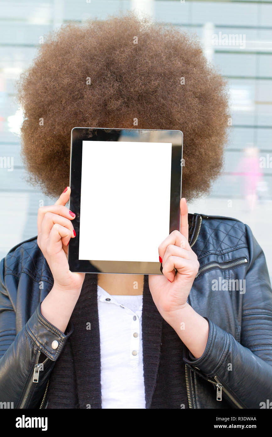 Jeune femme avec tablette avec écran vide dans sa main Banque D'Images
