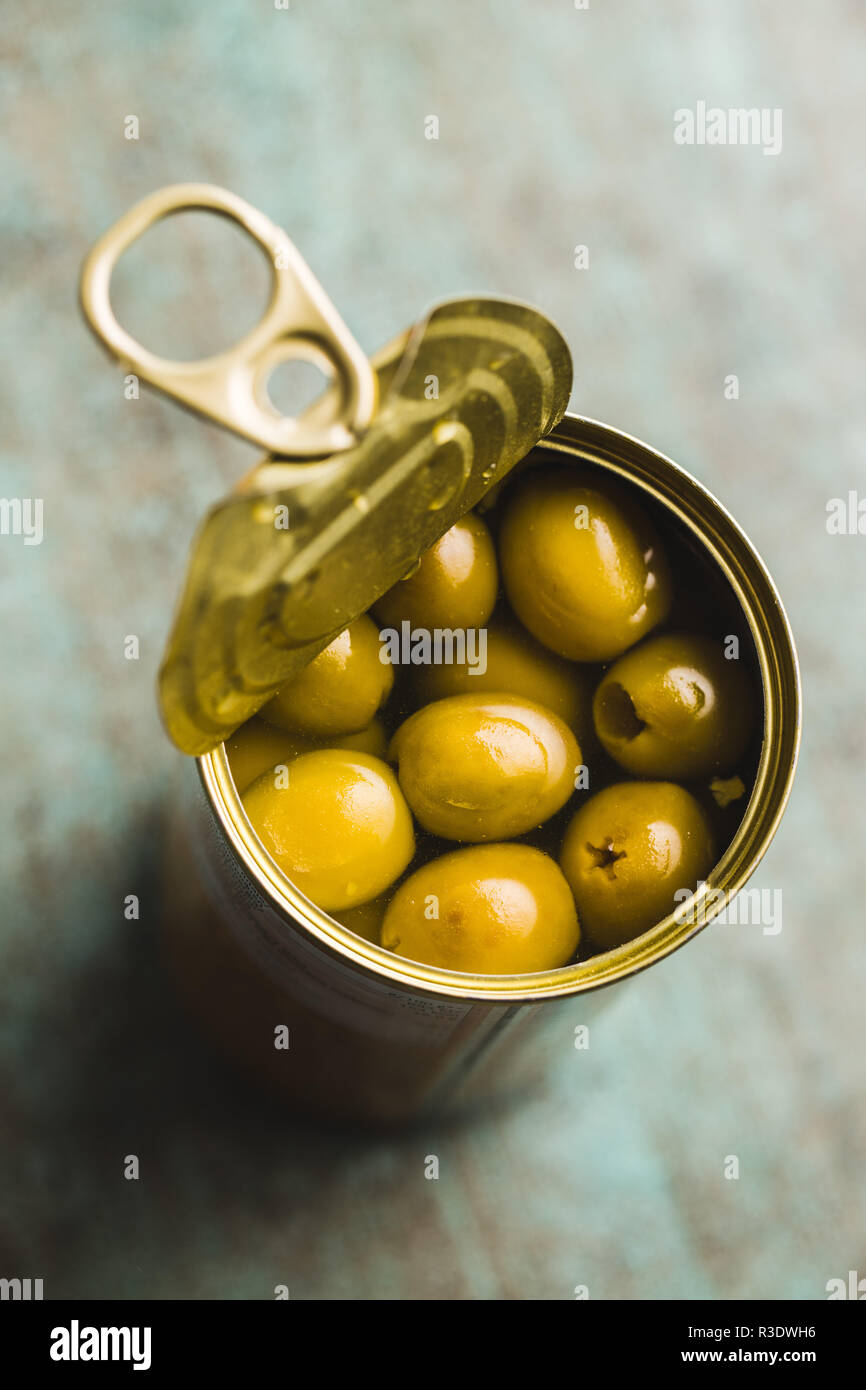 Olives vertes marinées dans le peuvent. Vue d'en haut. Banque D'Images