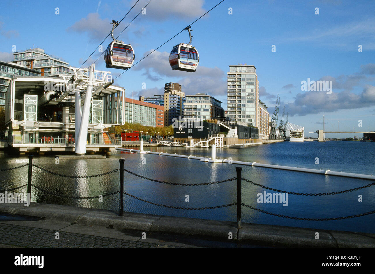 Unis Cable Car crossing au Royal Victoria Dock, East London UK Banque D'Images