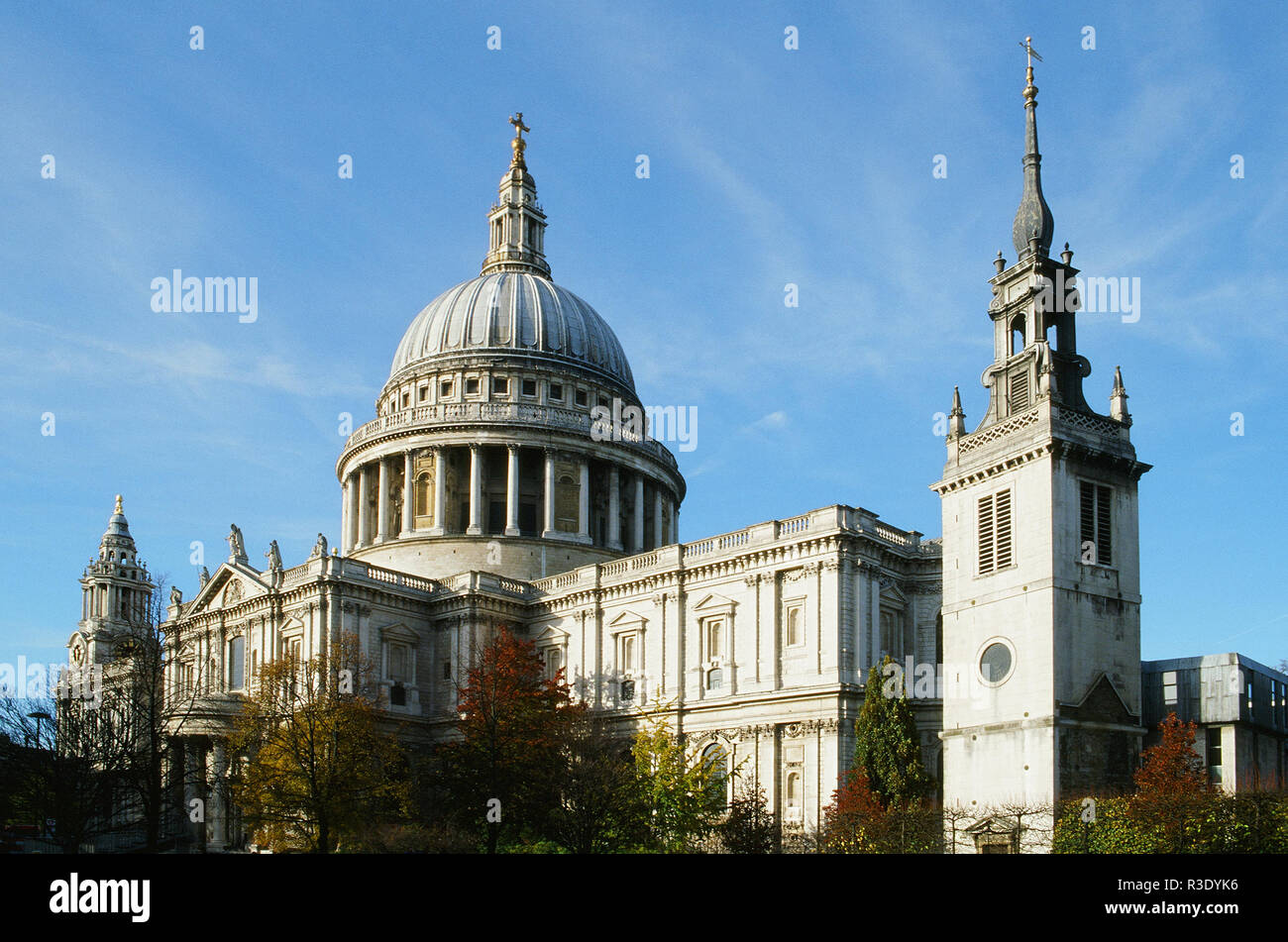 La Cathédrale St Paul, London UK, contre le ciel bleu Banque D'Images
