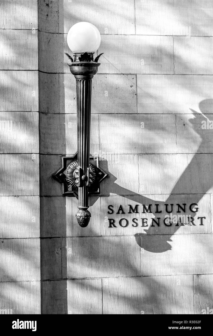 Lampe en métal noir élégant avec globe de verre blanc rond sur la façade extérieure de la Collection Rosengart à Lucerne, Suisse. Niveau d'entrée avant. Banque D'Images