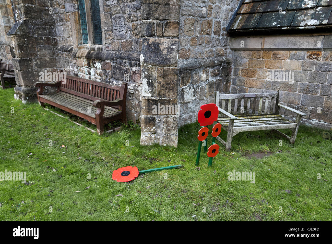 Les coquelicots du Jour du souvenir au St Michael et Tous les Anges, Linton, North Yorkshire, UK Banque D'Images