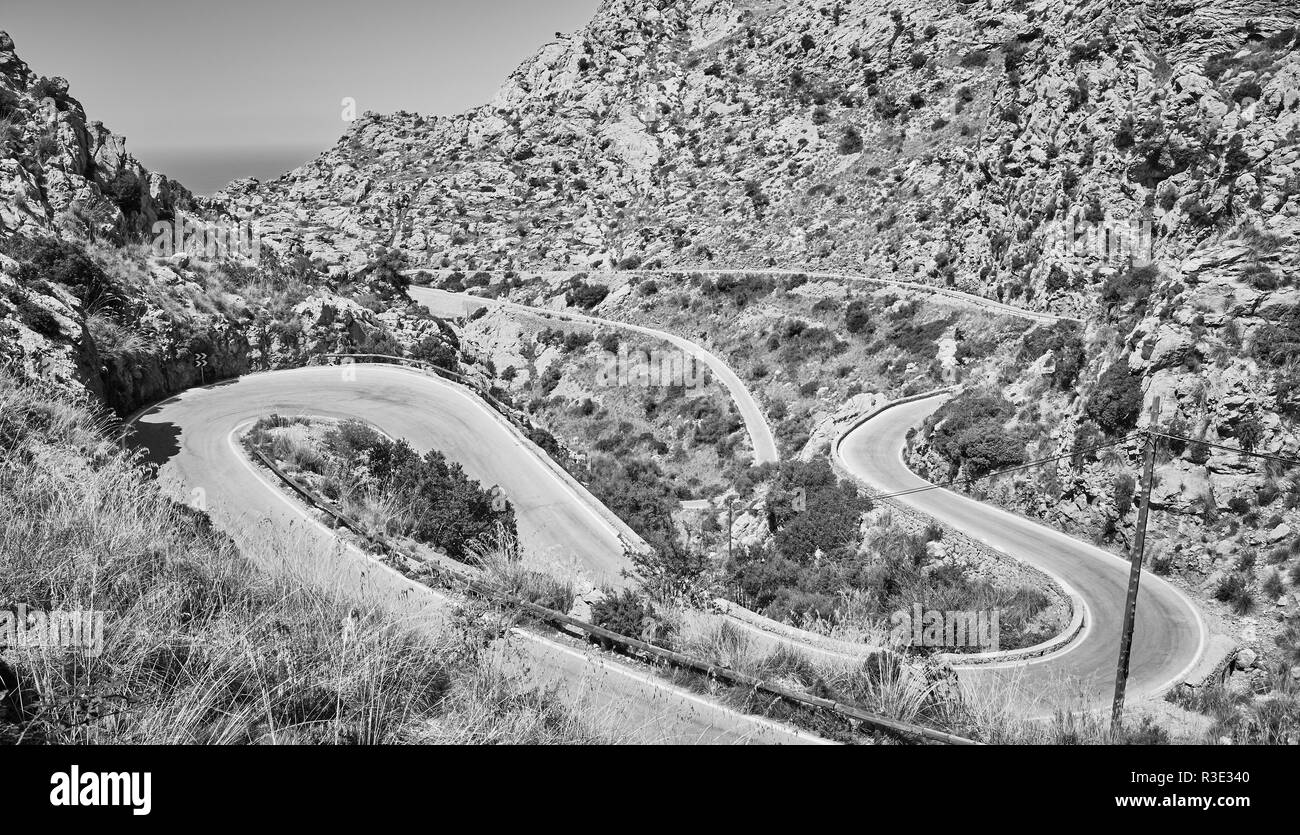 Image noir et blanc d'une route de montagne sinueuse, Mallorca, Espagne. Banque D'Images