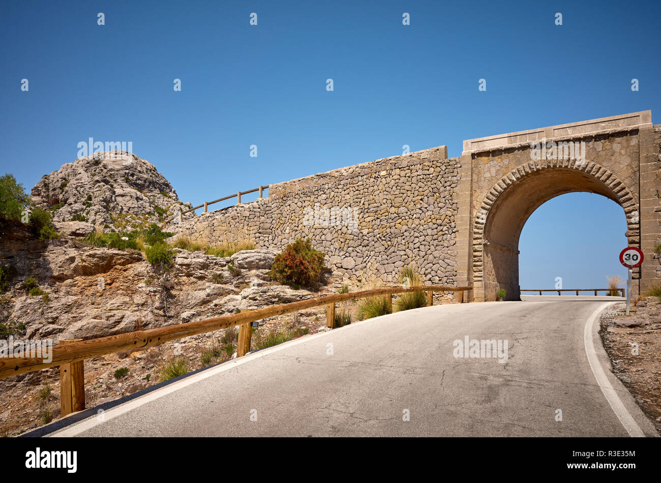 Photo d'une route de montagne viaduc en pierre, Mallorca, Espagne. Banque D'Images