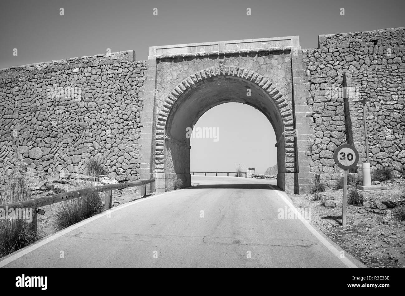 Photo noir et blanc d'un viaduc en pierre, Mallorca, Espagne. Banque D'Images