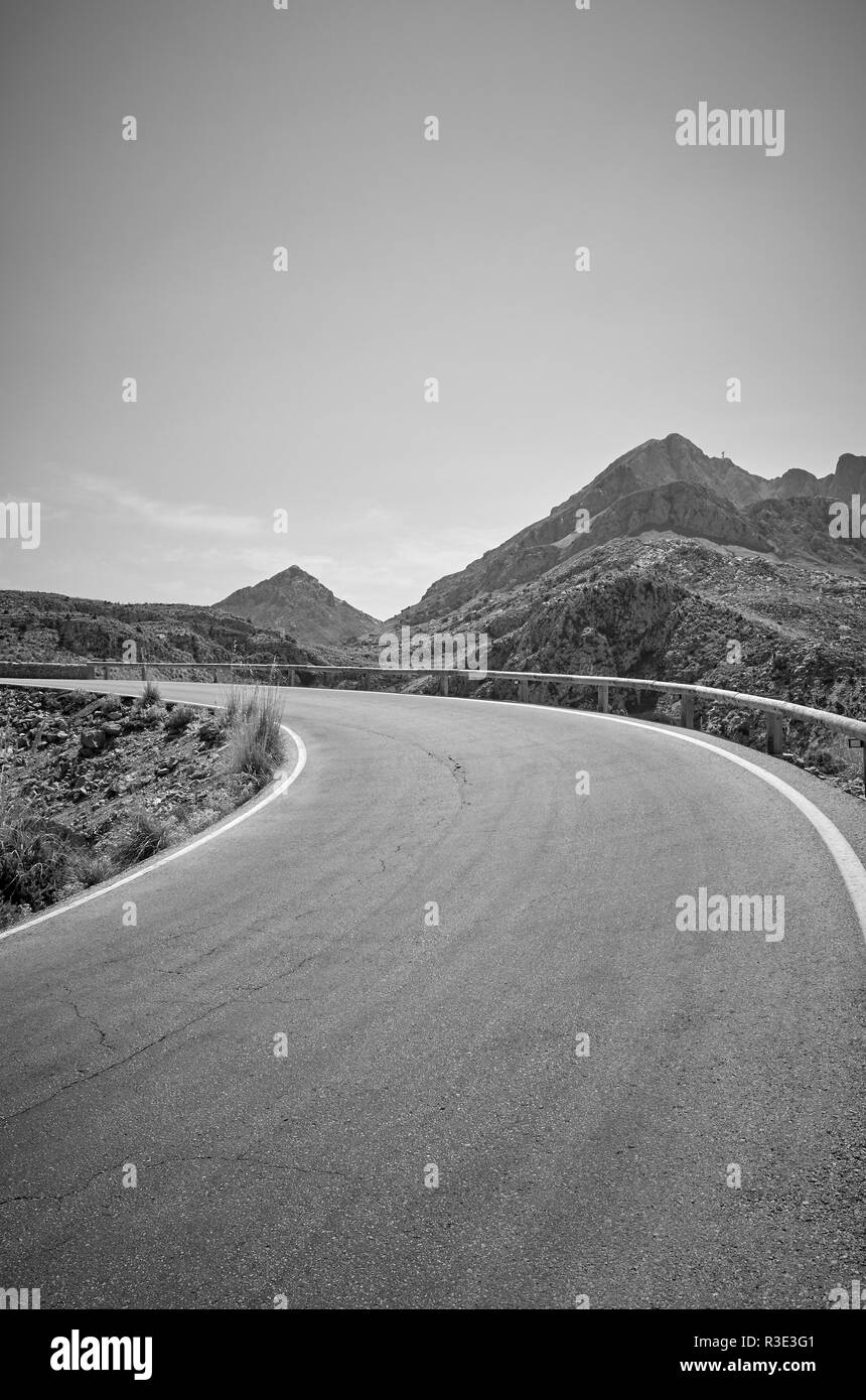 Photo noir et blanc d'une route de montagne, Mallorca, Espagne. Banque D'Images
