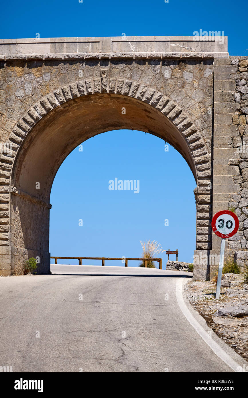 Viaduc en pierre et une route de montagne tour, Mallorca, Espagne. Banque D'Images