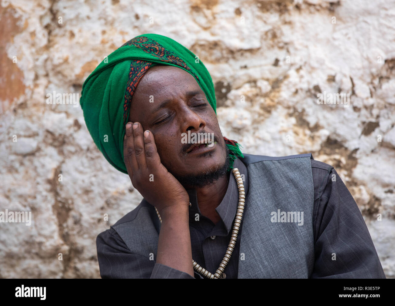 Harari clerc islamique priant les yeux fermés au cours d'une célébration soufie, Harari, Harar, Éthiopie Région Banque D'Images