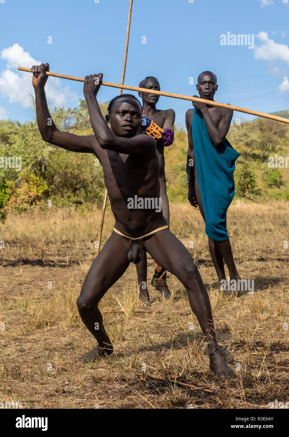 Suri guerriers de la tribu des combats durant un donga stick rituel, vallée de l'Omo, Kibish, Ethiopie Banque D'Images