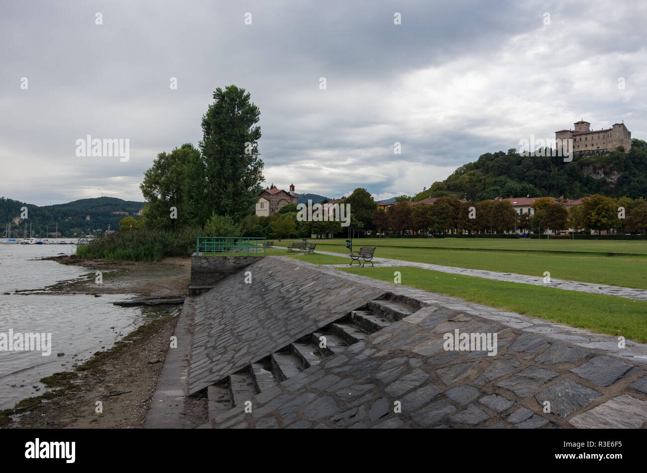 Château Rocca di Angera, vue à l'extérieur de la ville de remblai Angera Lac Majeur, Italie Banque D'Images