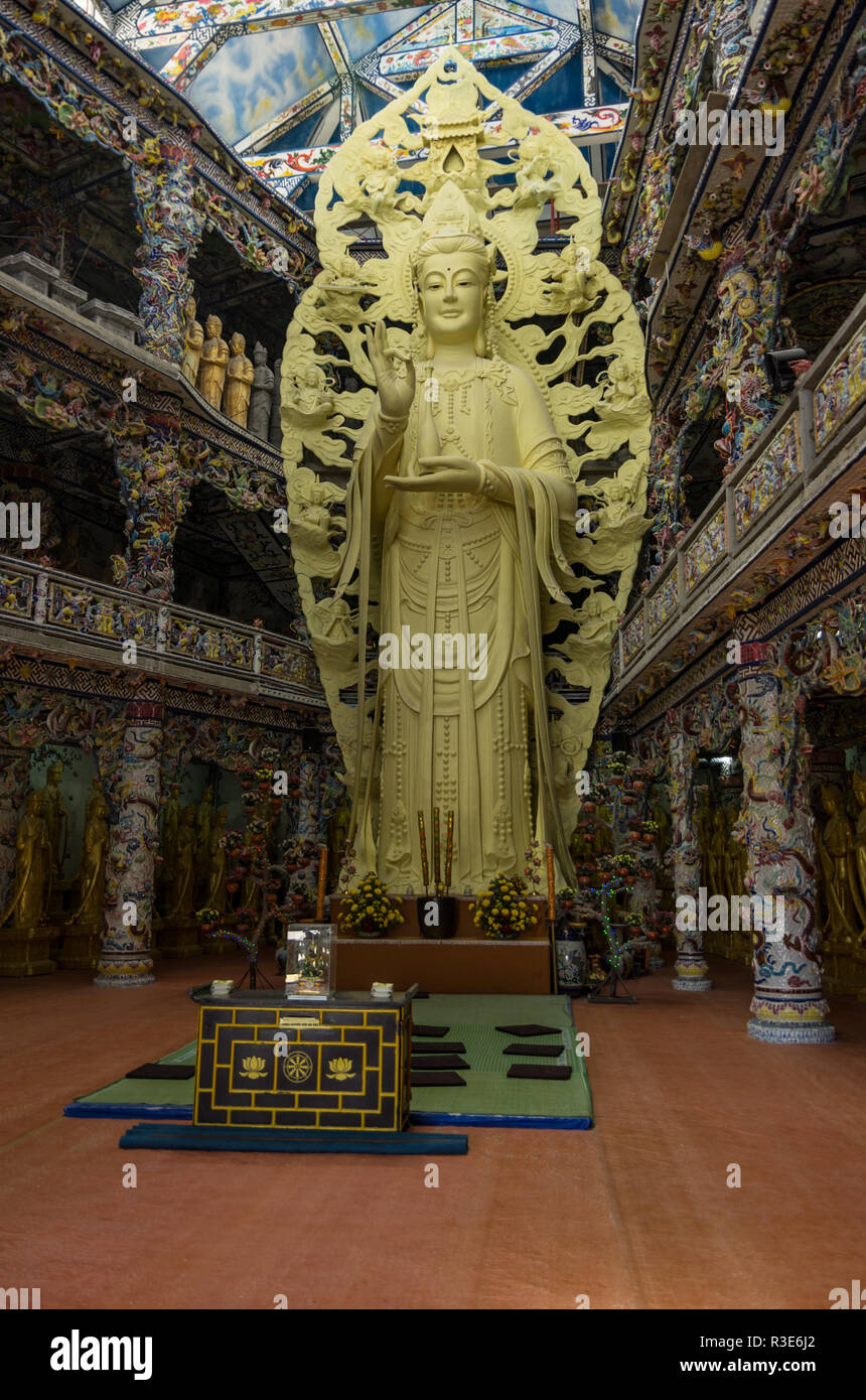 Da Lat, Viet Nam - Janvier 5,2015 : statue de Bouddha dans la pagode Linh Phuoc sur arrière-plan en mosaïque, du style des tessons de verre et de porcelaine Banque D'Images