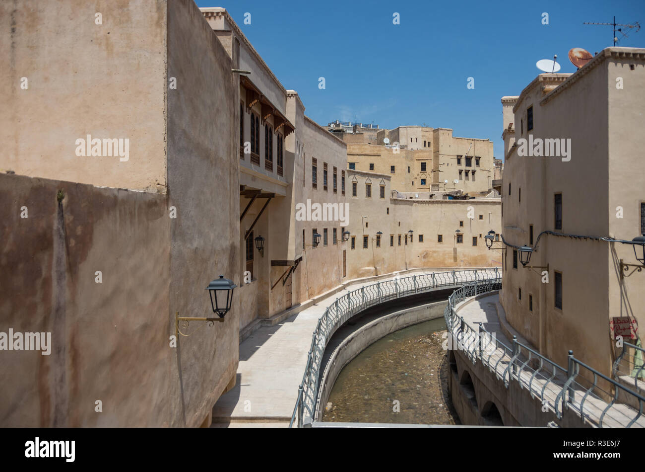 Fes Maroc 9 mai 2017 Oued Bou Khrareb une riviere dans le centre de la medina de Fes Maroc Photo Stock Alamy