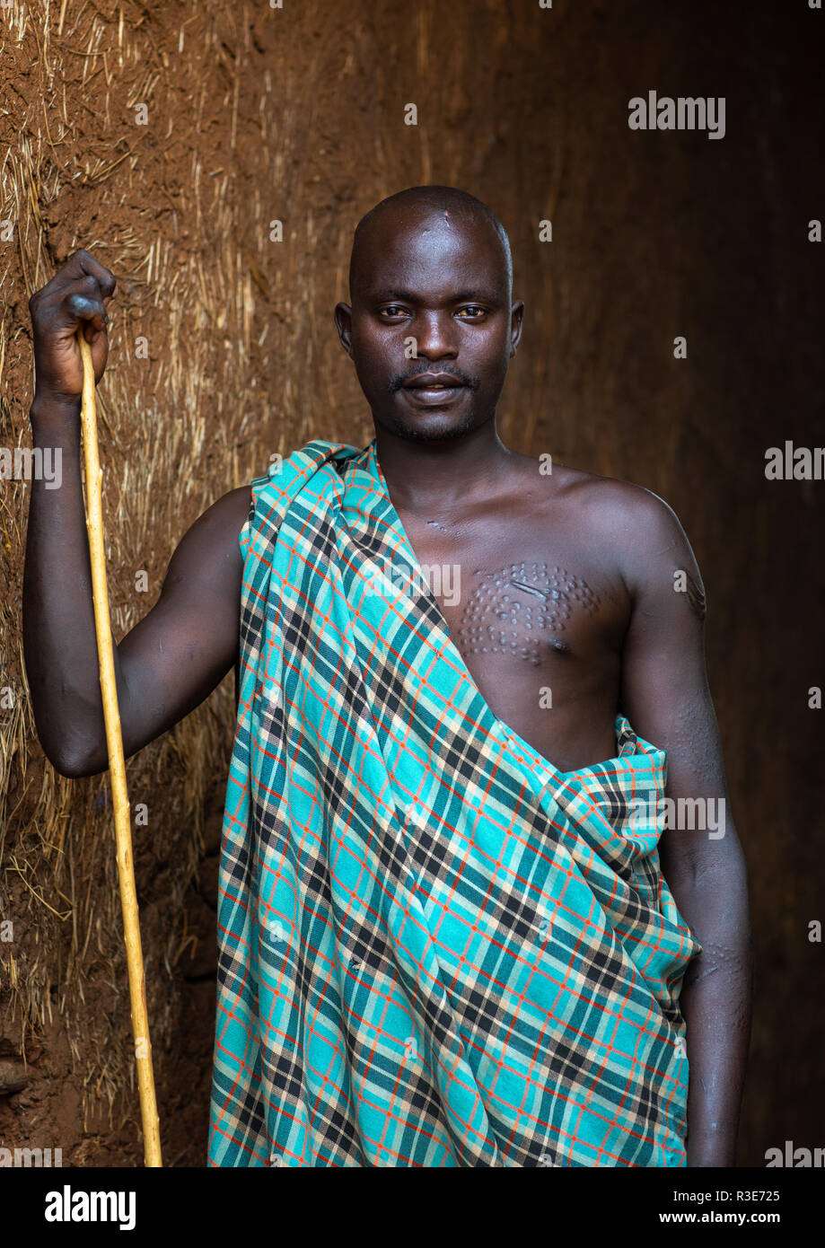 Portrait d'une tribu suri homme avec un bâton, vallée de l'Omo, Kibish, Ethiopie Banque D'Images