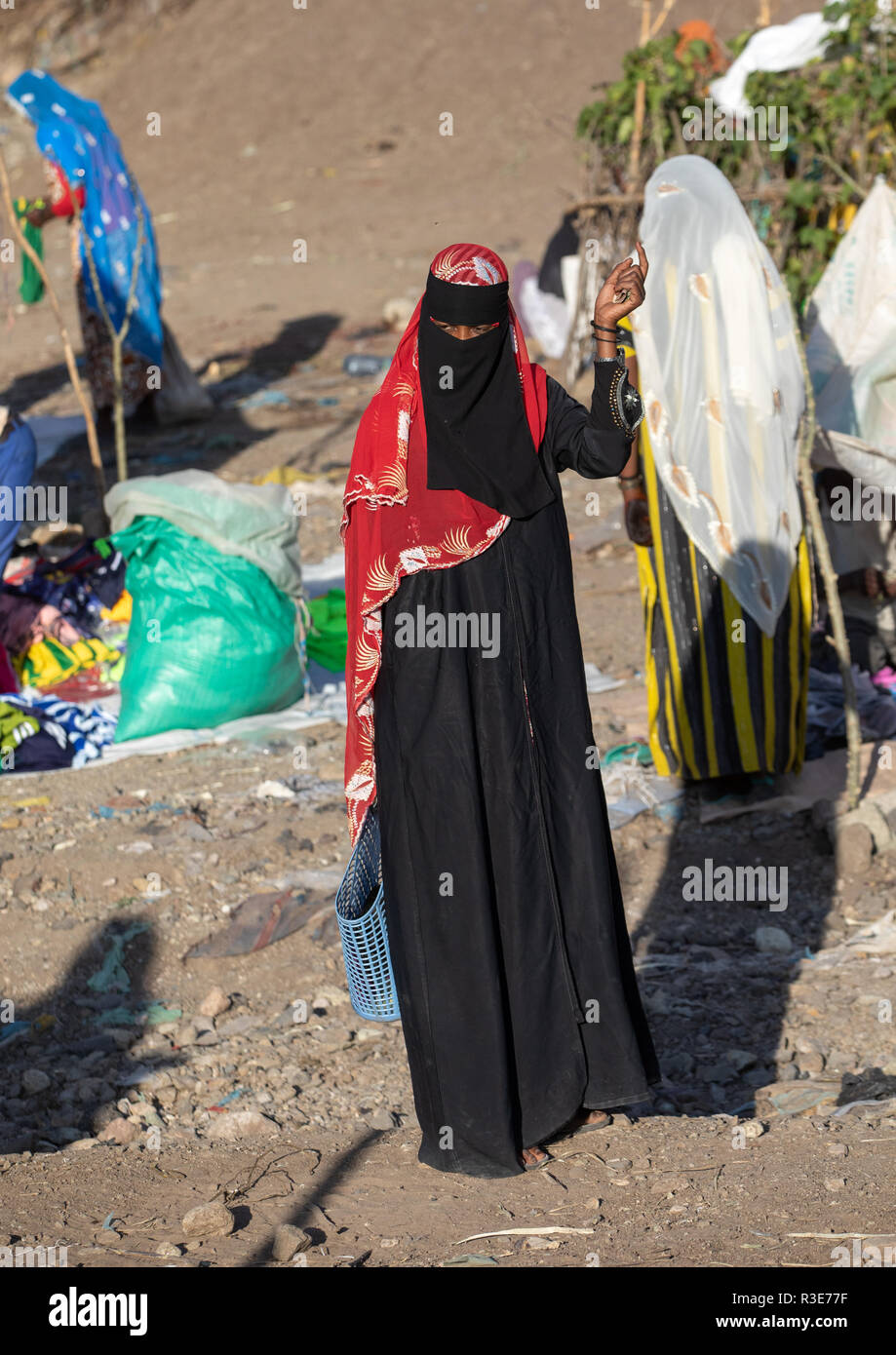 Femme portant une burqa Oromo dans le marché, région d'Amhara, Senbete, Ethiopie Banque D'Images
