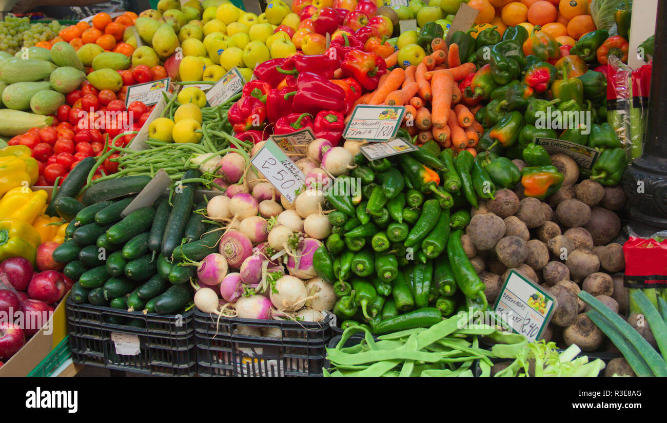 Ensemble de divers fruits et légumes qui peuvent être vu dans une vitrine d'un marchand Banque D'Images