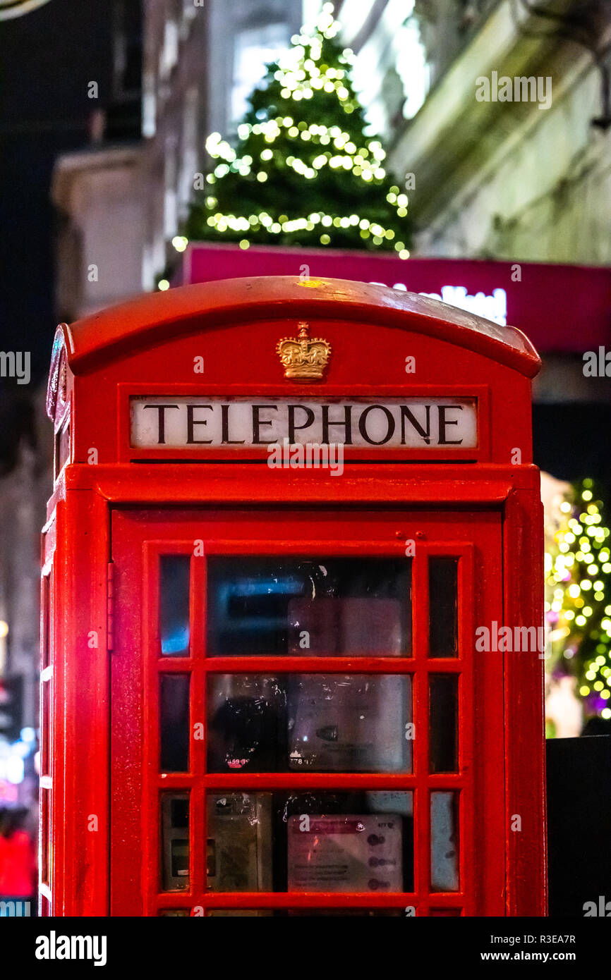 Téléphone fort emblématique célèbre Noël avec arbre à décorer la nuit à Londres Banque D'Images