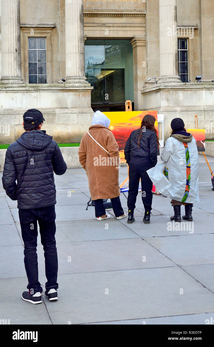 Les personnes à la recherche d'une peinture très colorée au à Trafalgar Square, en face de la National Gallery, Londres, Angleterre, Royaume-Uni. Banque D'Images