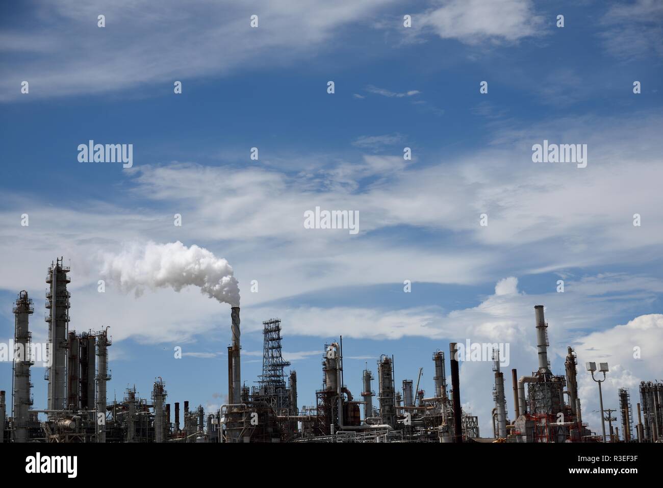 Émanations de fumée provenant de la tour d'une raffinerie industrielle de pétrole et de gaz à Corpus Christi, Texas / États-Unis Banque D'Images