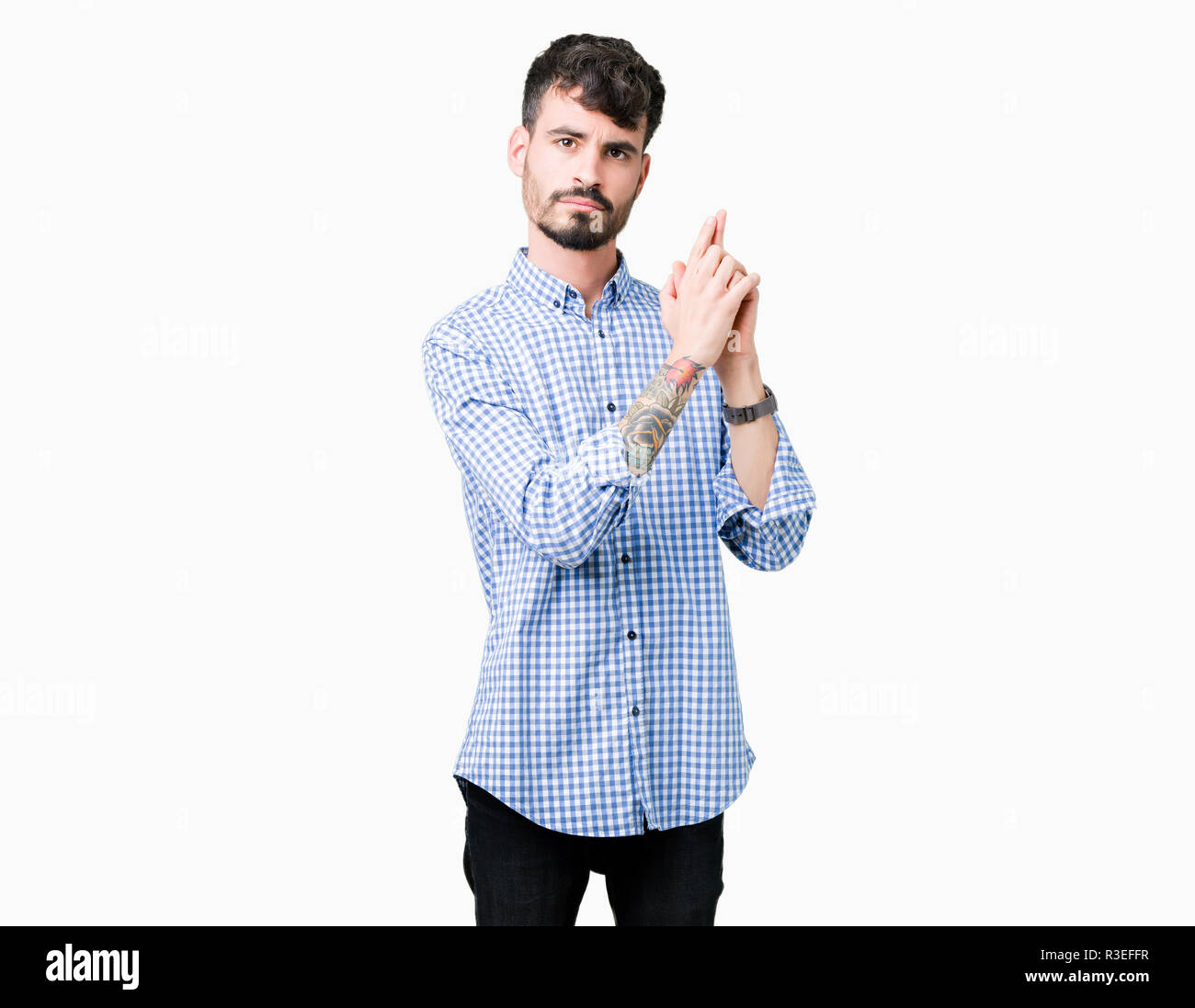 Beau jeune homme d'affaires au fond isolé avec des armes à feu symbolique Holding hand gesture, jouer à tuer les armes de tir visage en colère, Banque D'Images