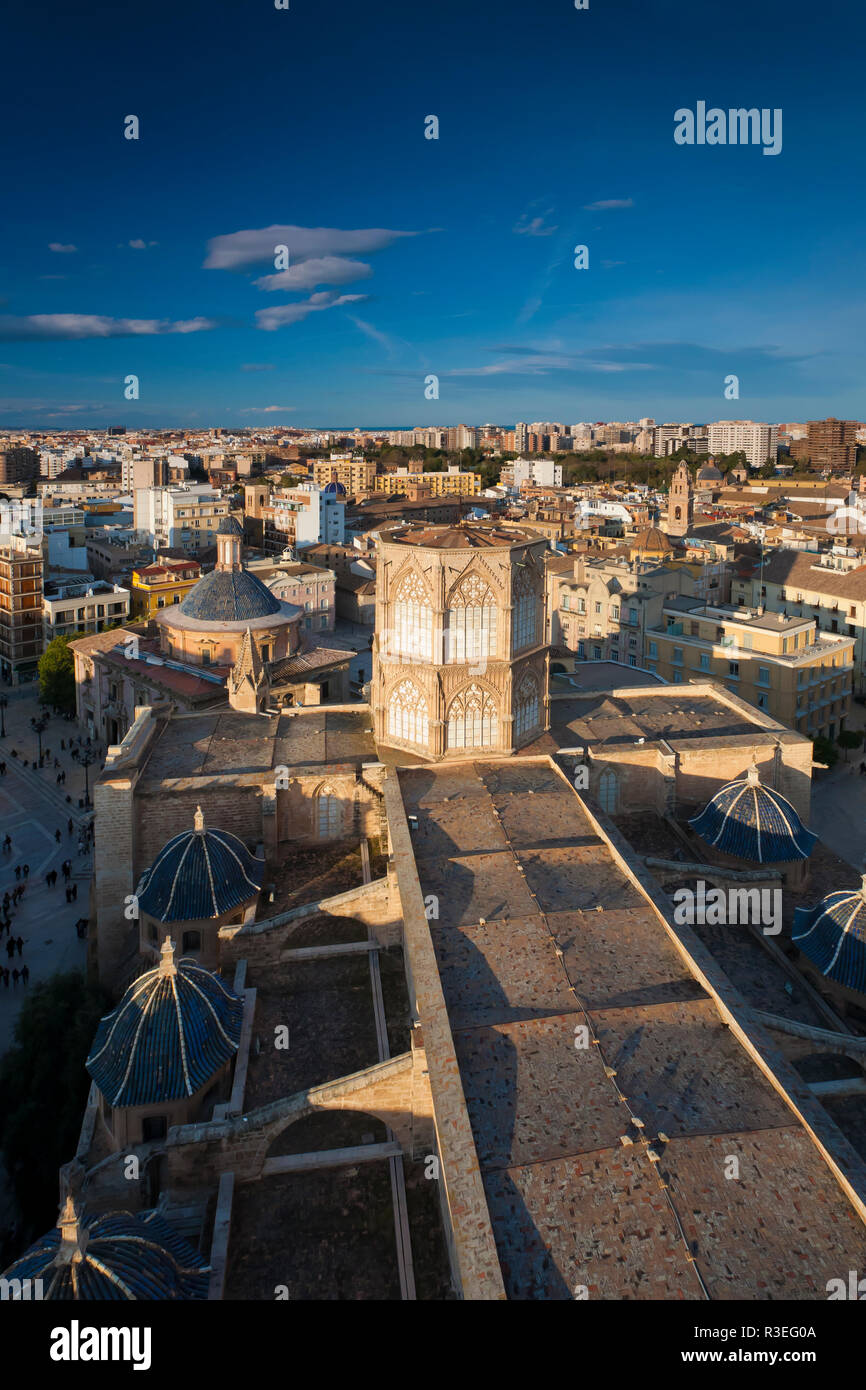 Belle vue sur le coucher de soleil sur les toits de la vieille ville de Valence El Micalet, Espagne Banque D'Images