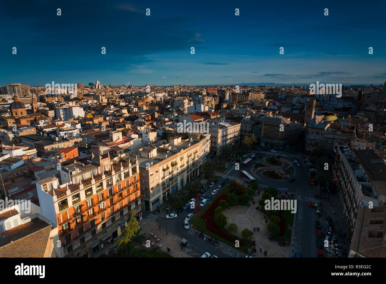 Belle vue sur le coucher de soleil sur les toits de la vieille ville de Valence El Micalet, Espagne Banque D'Images