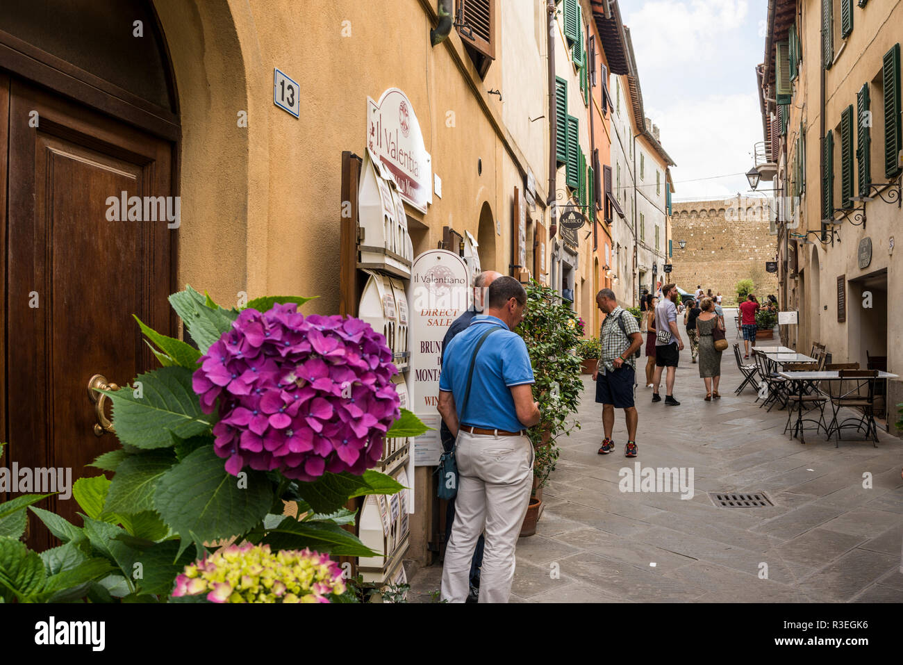 Restaurants et cafés le long de la rue, sur une colline, Montalcino, Toscane, Italie Banque D'Images