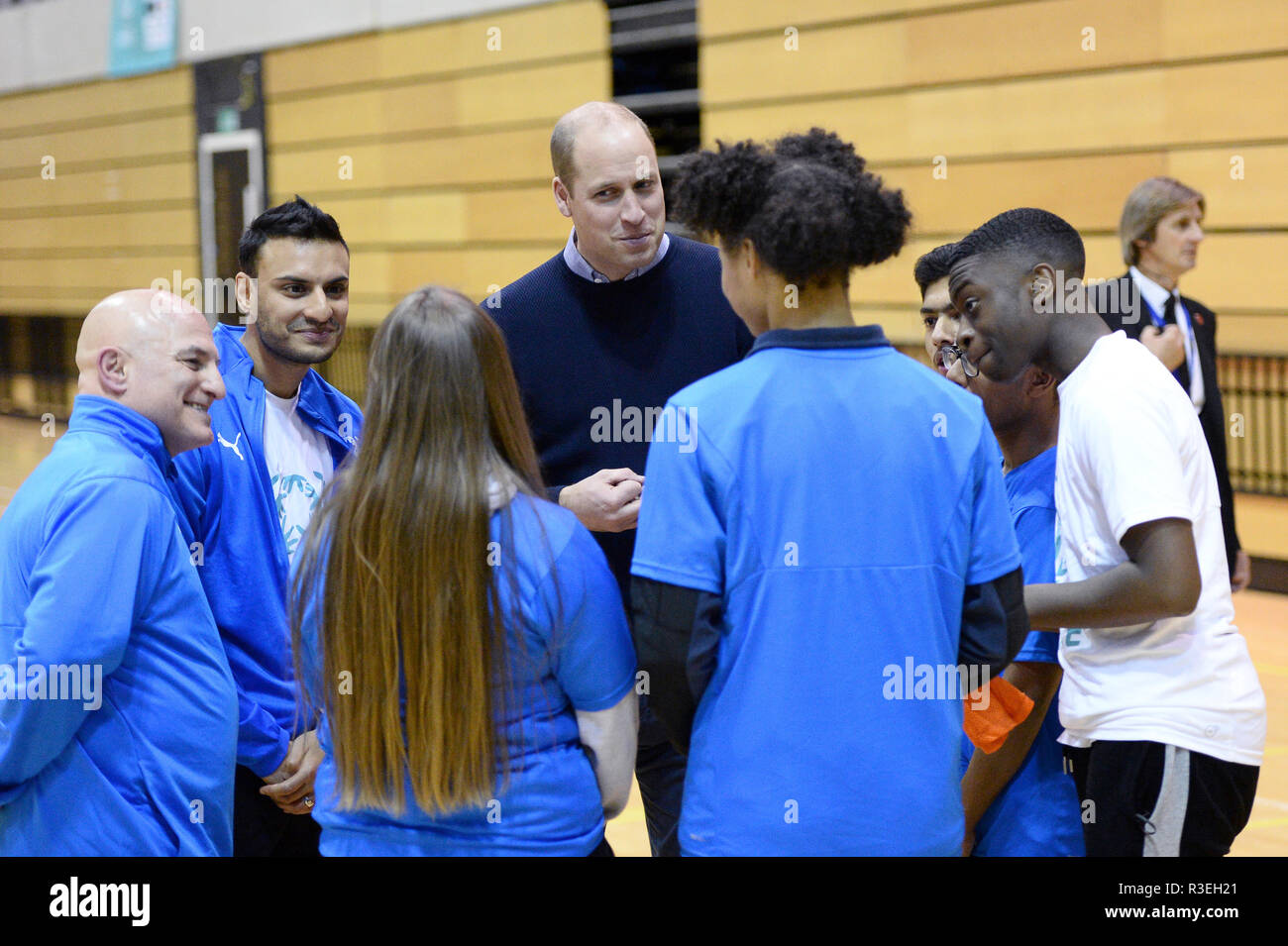 Le duc de Cambridge (au centre) assiste à la cérémonie de remise des diplômes de 30 jeunes leaders de la paix du programme de football pour la paix de la ville britannique de la ville pour la paix à la Copper Box Arena du parc olympique Queen Elizabeth, à Londres. Banque D'Images