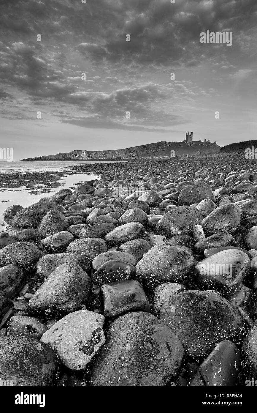Une scène côtière près de Château de Dunstanburgh dans le Northumberland, UK Banque D'Images