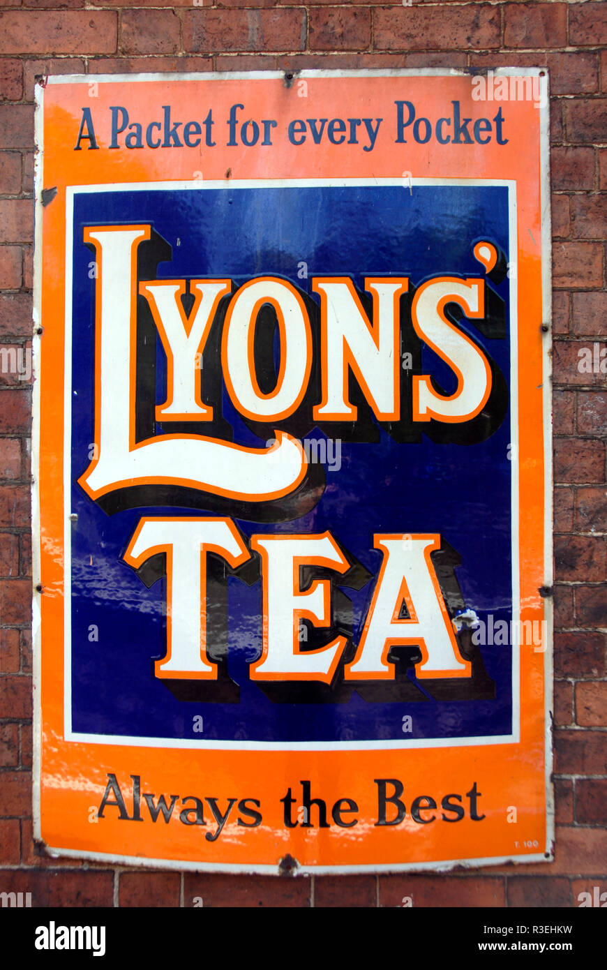 Vieux métal panneau publicitaire pour Lyons' Plateau, vissé sur un mur de briques. Banque D'Images