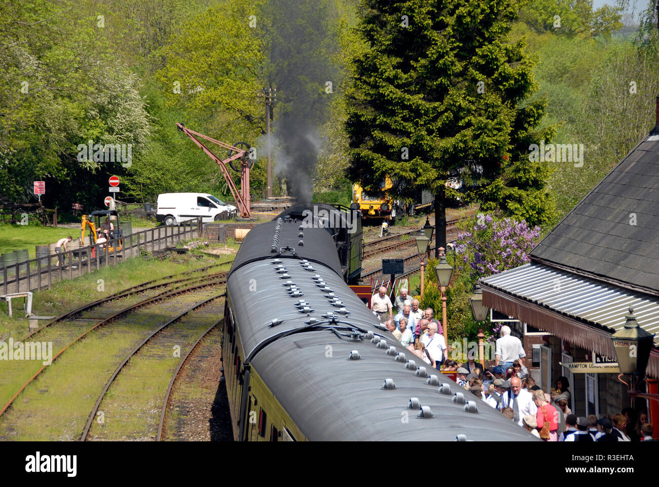 Passagers débarqués Le Royal Scot train à la gare de Shrewsbury, Shropshire, Angleterre Banque D'Images
