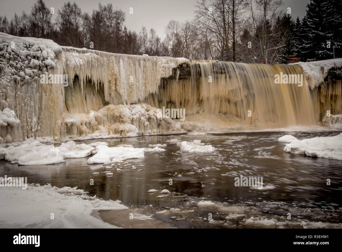 Cascade de glace en hiver froid dans le nord de l'Europe Banque D'Images