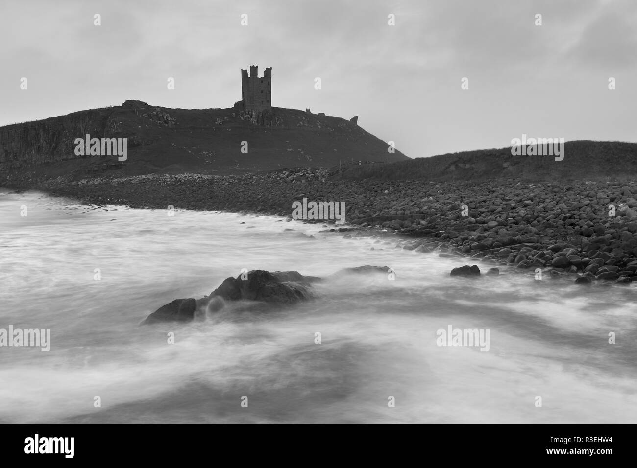 Une scène côtière près de Château de Dunstanburgh dans le Northumberland, UK Banque D'Images