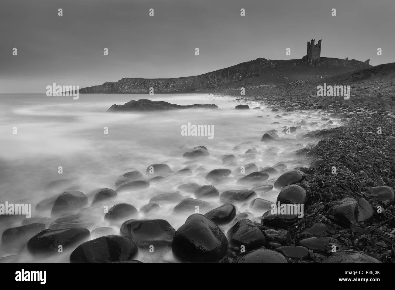 Une scène côtière près de Château de Dunstanburgh dans le Northumberland, UK Banque D'Images