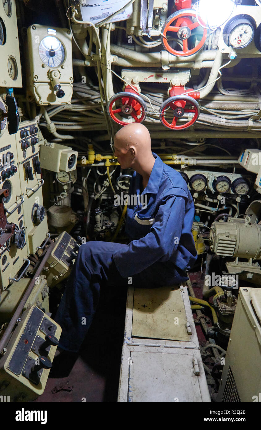 Marin dans le local technique dans le sous-marin. Banque D'Images