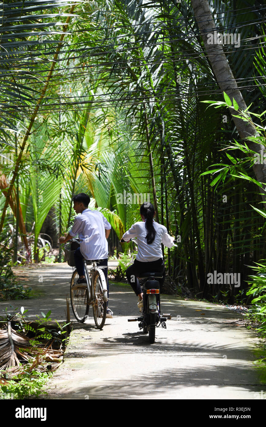 Les enfants de l'école vietnamienne Accueil Vélo Banque D'Images