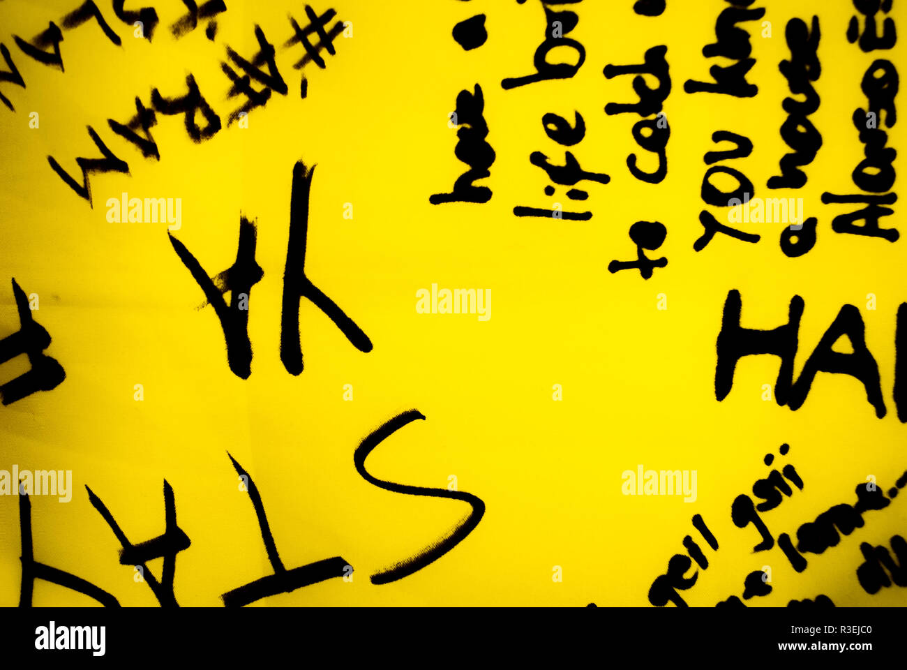 Un fond conceptuel noir et jaune avec du texte Banque D'Images