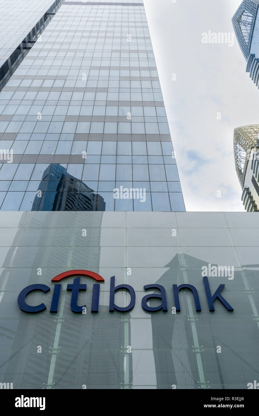 Singapour - 16 septembre 2017 : Citibank signe dans l'immeuble de bureaux dans le quartier des affaires à Singapour avec aucun peuple de lumière naturelle en journée, Banque D'Images