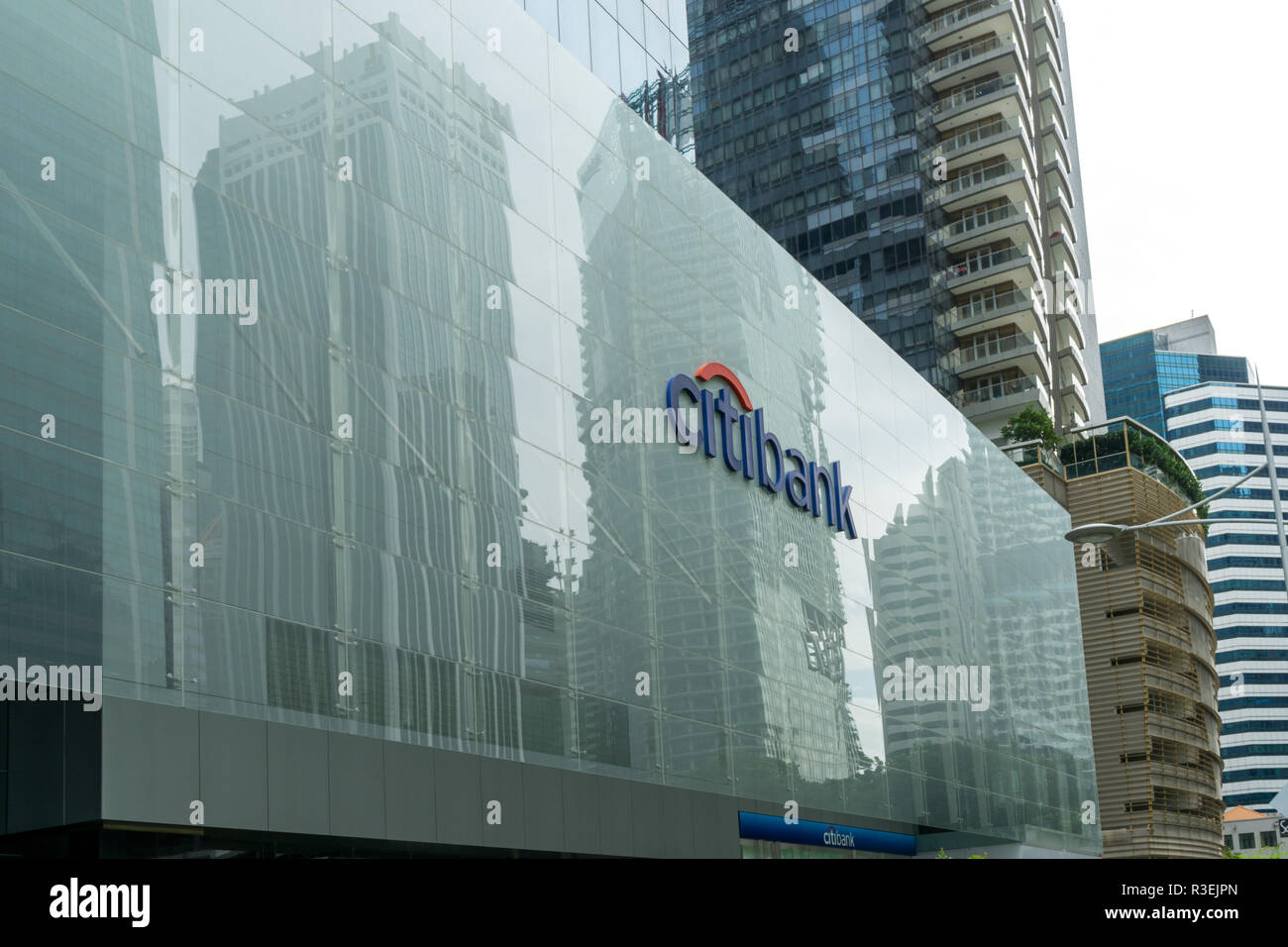 Singapour - 16 septembre 2017 : Citibank signe dans l'immeuble de bureaux dans le quartier des affaires à Singapour avec aucun peuple de lumière naturelle en journée, Banque D'Images
