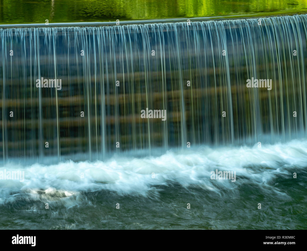 Droit du barrage sur la rivière Green, en amont du pont couvert de la rivière Verte, près de Woodstock, Vermont, USA. Banque D'Images