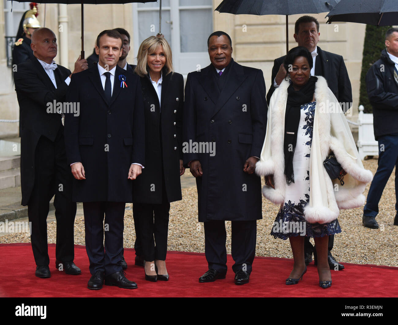 Novembre 11, 2018 - Paris, France : (L-R) Président français Emmanuel Macron et sa femme Brigitte Macron posent avec la République du Congo le président Denis Sassou Nguesso et son épouse Antoinette Sassou Nguesso à l'Elysée pour rejoindre la commémoration de l'Armistice. Plus de 60 chefs d'Etat et de gouvernement et dirigeants des grandes institutions financières internationales ont fait le déplacement a Paris pour assister à la commémoration du centieme anniversaire de l'armistice du 11 novembre 1918. *** FRANCE / PAS DE VENTES DE MÉDIAS FRANÇAIS *** Banque D'Images