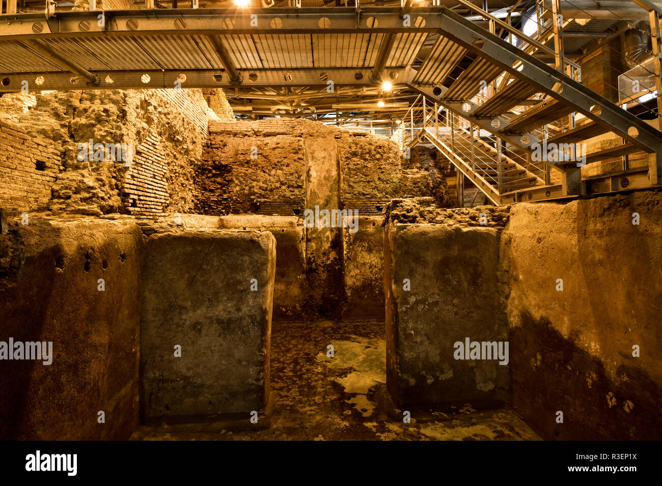 La ville d'eau souterraine, zone archéologique de Vicus Caprarius passe sous la ville de Rome, l'Italie, près de la fontaine de Trevi. Banque D'Images