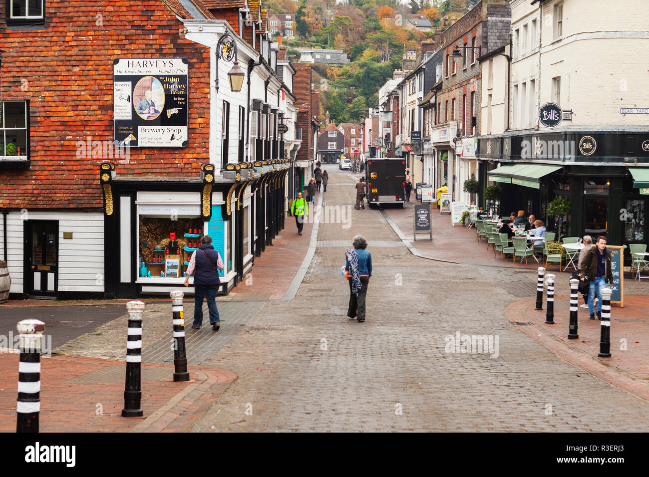 LEWES, ANGLETERRE - 6 novembre 2018 : paysage de colline de la ville de Lewes, magasins et maisons à shopping Street, East Sussex, England, UK Banque D'Images