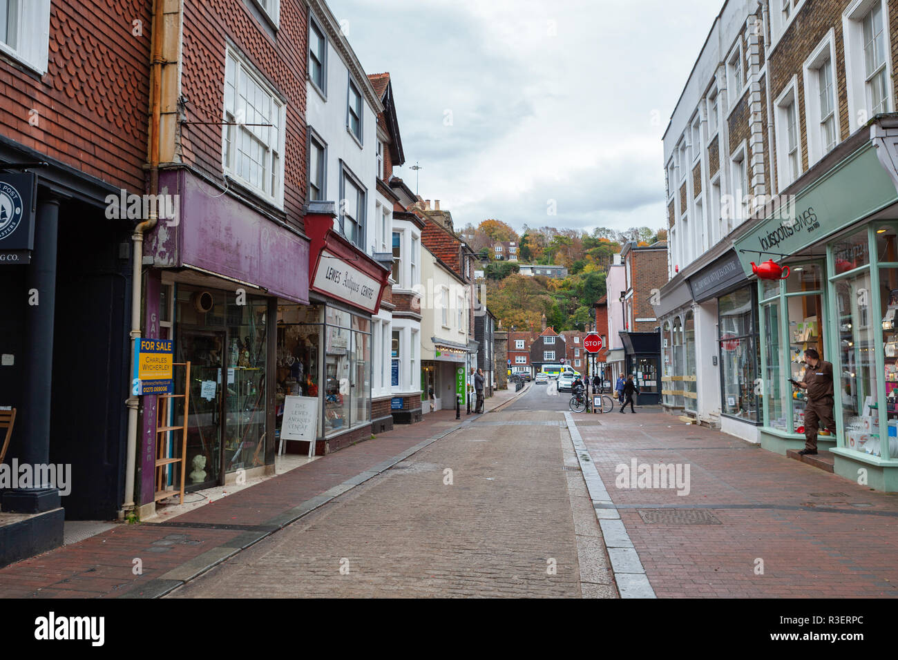LEWES, ANGLETERRE - 6 novembre 2018 : paysage de colline de la ville de Lewes, magasins et maisons à shopping Street, East Sussex, England, UK Banque D'Images