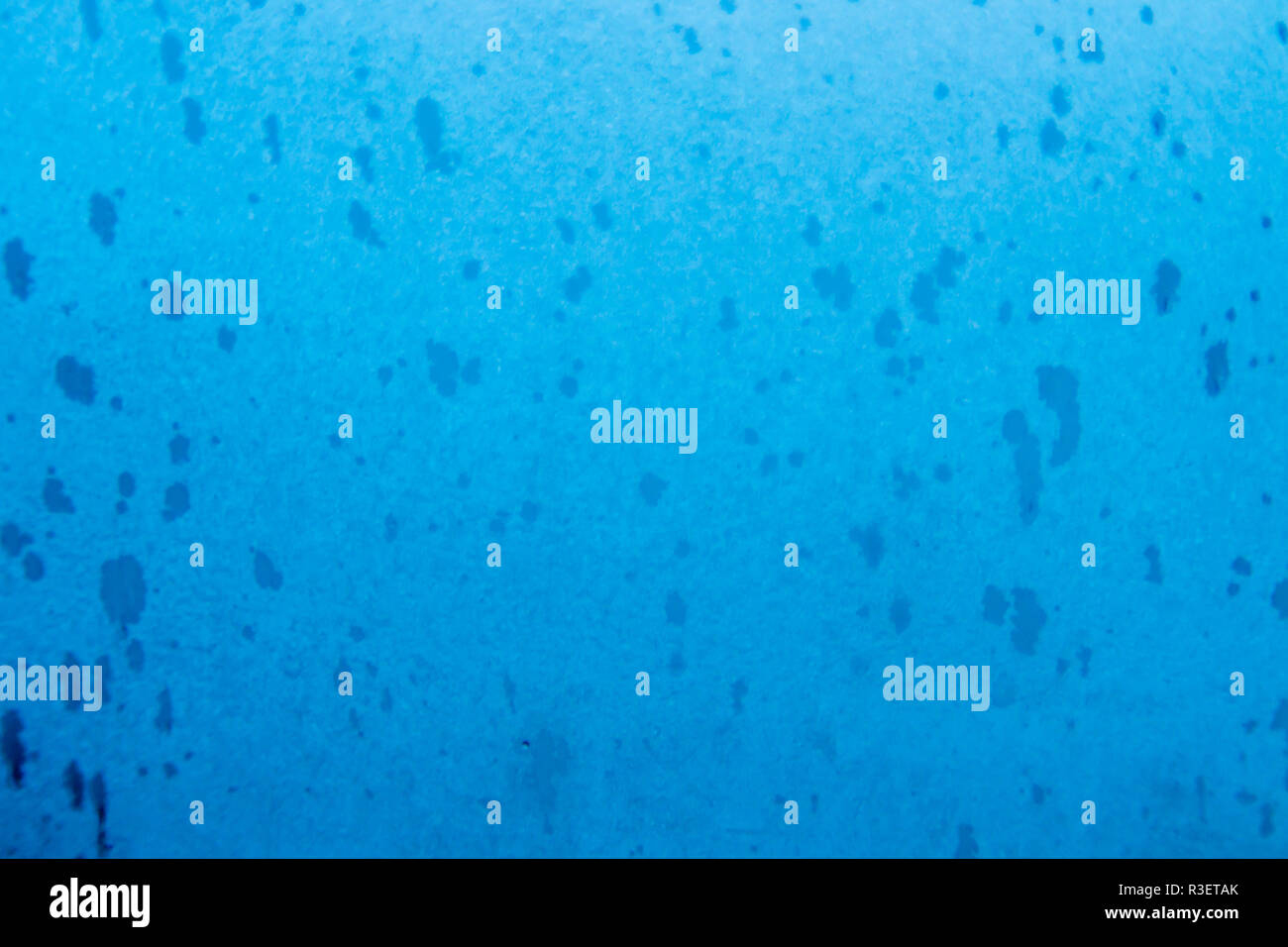 De la glace sur une fenêtre en verre. Abstract background image d'hiver Banque D'Images