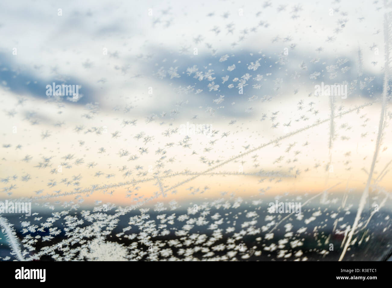 De la glace sur une fenêtre en verre. Abstract background image d'hiver Banque D'Images