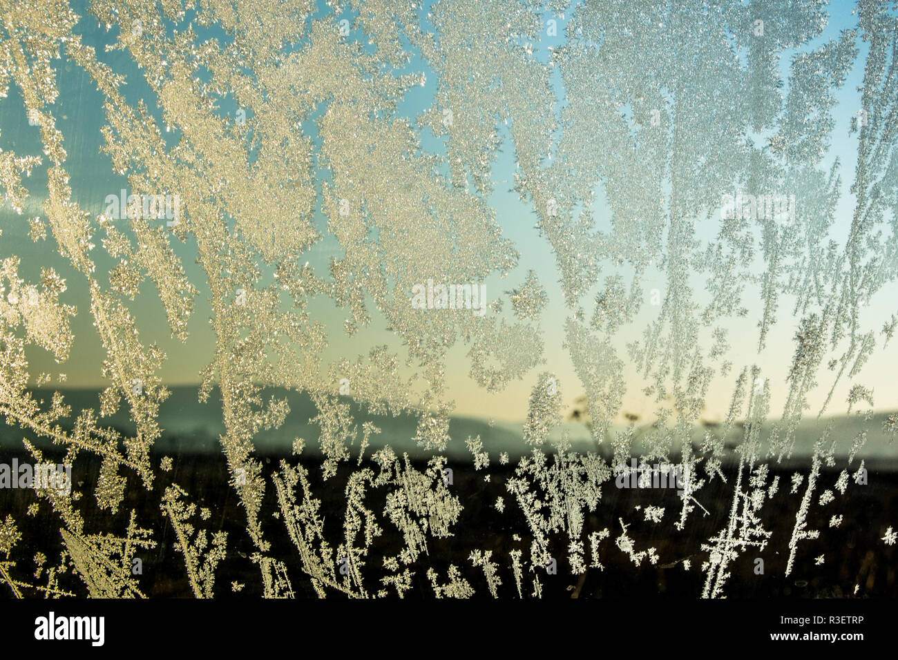 À l'intérieur de voiture, congelé sur verre, fenêtre couverte de glace, saison d'hiver tôt le matin Banque D'Images